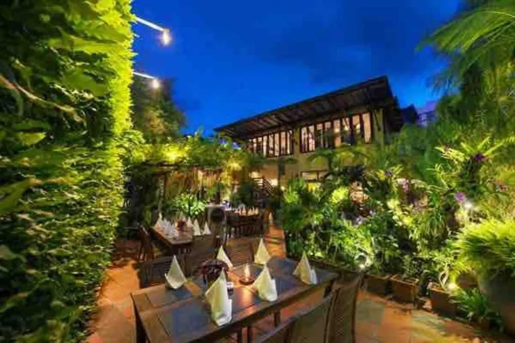 Holiday home Luxury 3-Sty Semi-D 5Br 5Bath@Batu Ferringhi 15Ppl Villa